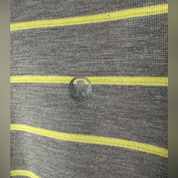 Lululemon Men's Evolution Short Sleeve Polo Shirt Size Large Gray & Yellow - Picture 3 of 3
